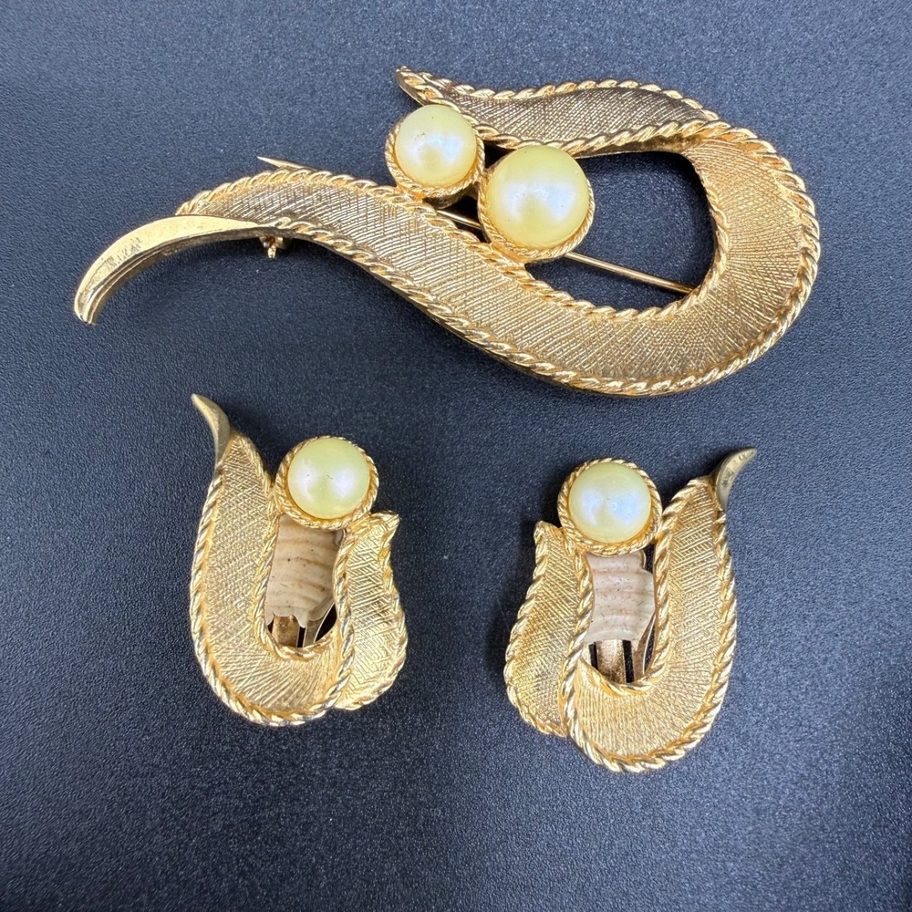 Vintage Sarah Coventry Brooch Clip On Earrings Set Gold Tone